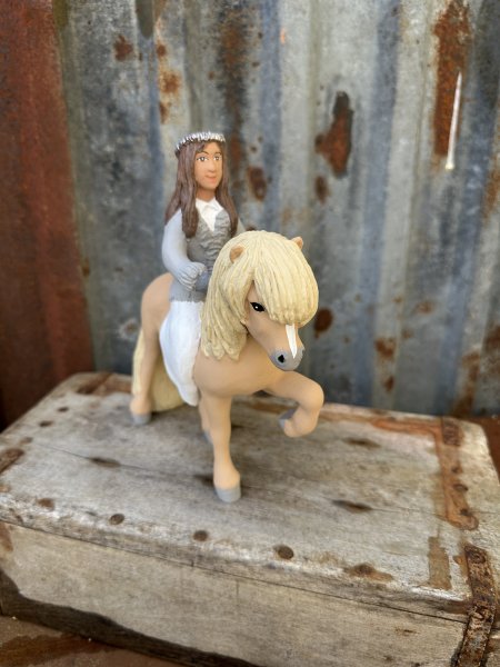 Ridande tärna Alva på häst av Erkers Marie Persson