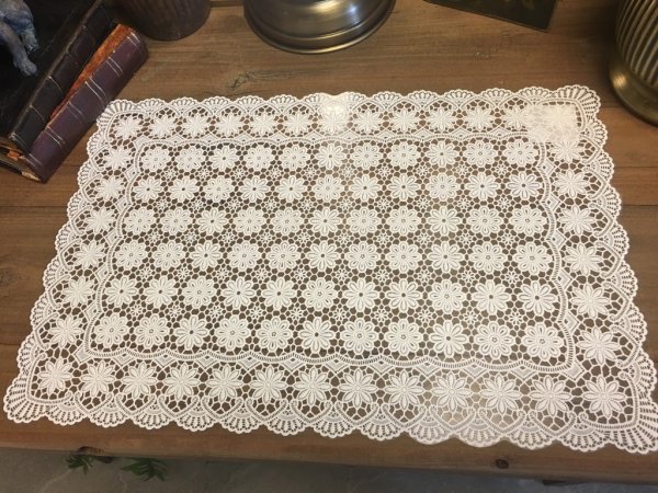 Vit bordstablett / tallriksunderlägg blommig spets i plastad spets. Praktisk och verklighetstrogen. Vit spets underlägg/duk med