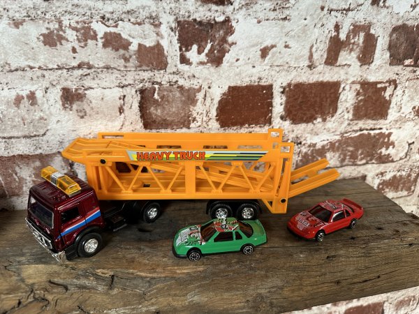 Lastbilstrailer / biltransport med sportbilar