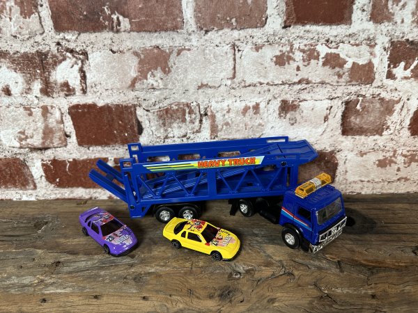 Lastbilstrailer / biltransport med sportbilar