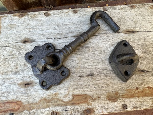 Dekorerad hasp i gjutjärn 