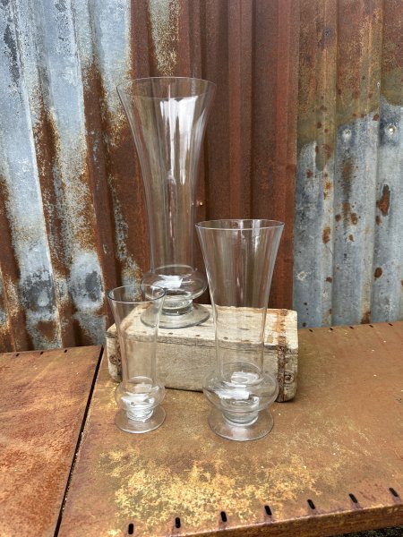 Vacker vas Saga i glas på fot 