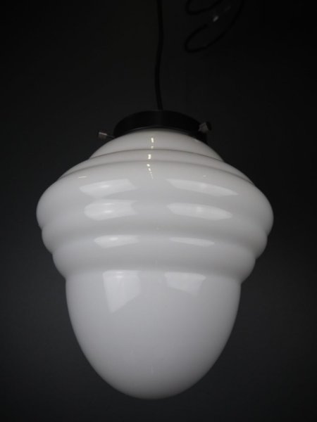 Vacker och elegant taklampa i gammeldags stil. Med vit glasskärm i rundad modell och svart koppling. I glaskvalité som släpper i