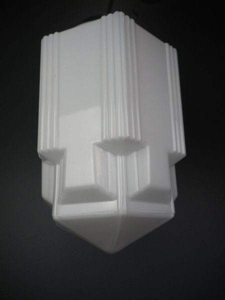 Vacker och elegant taklampa i gammeldags stil. med vit glasskärm i dekorerad modell och svart koppling. I glaskvalité som släppe