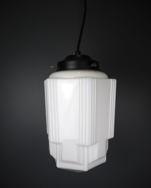 Vacker och elegant taklampa i gammeldags stil. med vit glasskärm i dekorerad modell och svart koppling. I glaskvalité som släppe