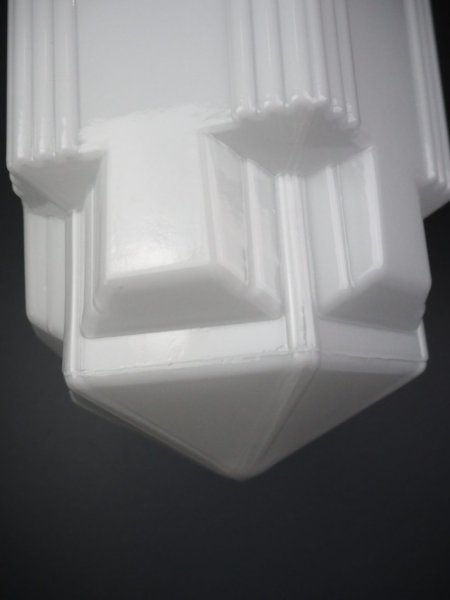 Vacker och elegant taklampa i gammeldags stil. med vit glasskärm i dekorerad modell och svart koppling. I glaskvalité som släppe