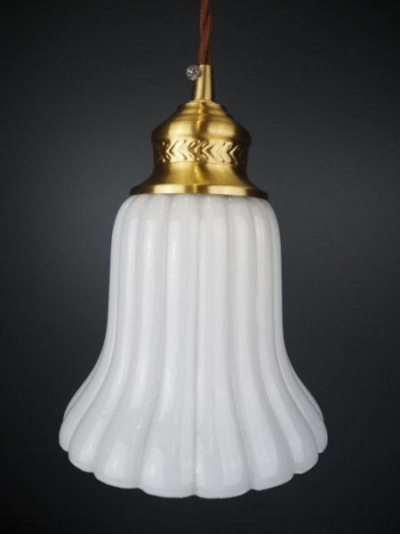 Vacker och elegant taklampa i gammeldags stil. Med vit glasskärm i svängd modell och guld koppling. I glaskvalité som släpper ig