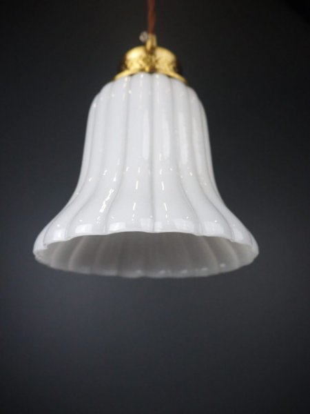 Vacker och elegant taklampa i gammeldags stil. Med vit glasskärm i svängd modell och guld koppling. I glaskvalité som släpper ig