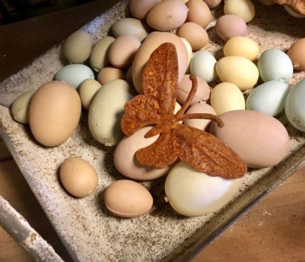 Fjäril att dekorera med. Detaljrik rostig figur i antik stil att dekorera med inomhus som utomhus I hand designad modell tillv