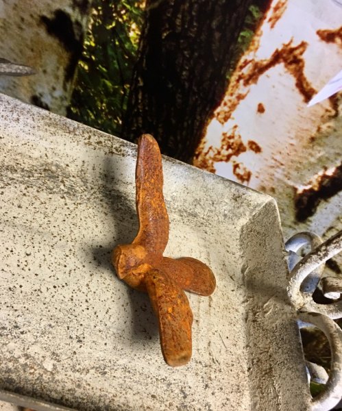 Järn fågel rost med breda vingar