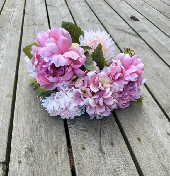 Vacker stor bukett med mixade blommor