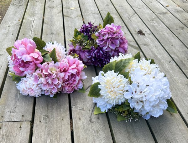 Vacker stor bukett med mixade blommor