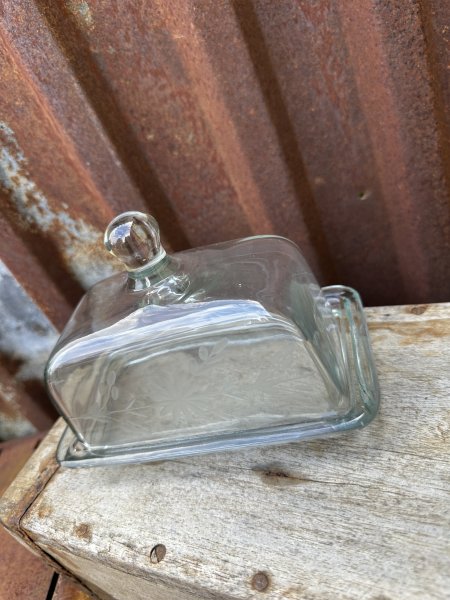 Smör / ost kupa i glas med ristat mönster