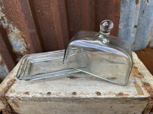 Smör / ost kupa i glas med ristat mönster