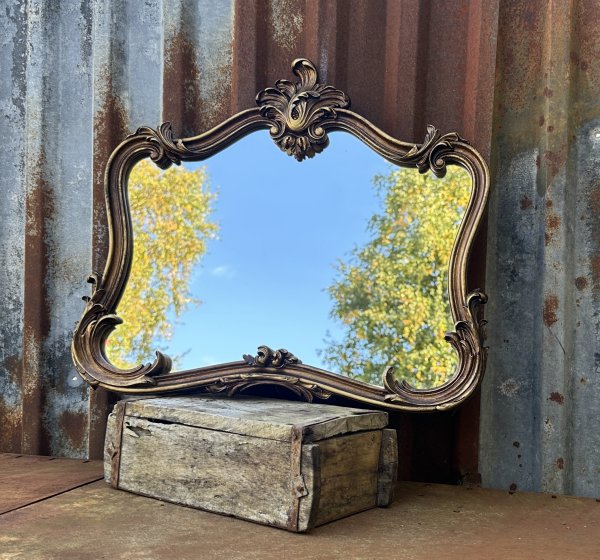 Vacker stor spegel med barock ram i antik guld