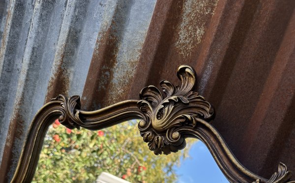 Vacker stor spegel med barock ram i antik guld