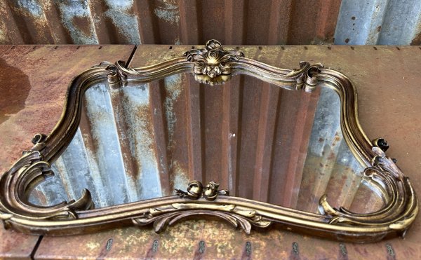 Vacker stor spegel med barock ram i antik guld