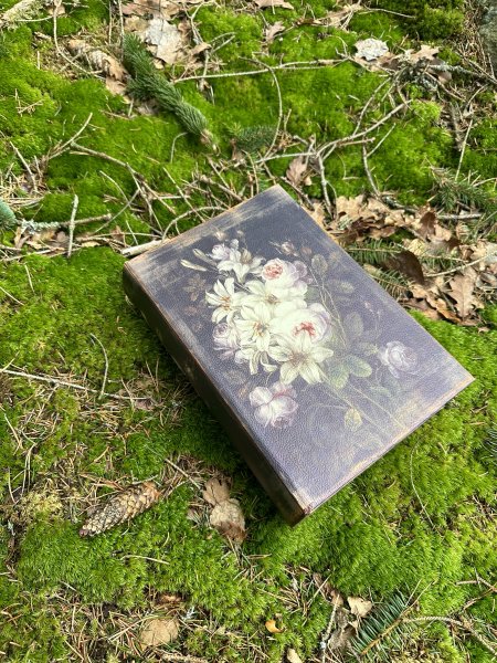 Bokgömma / låda med antikt blomster motiv