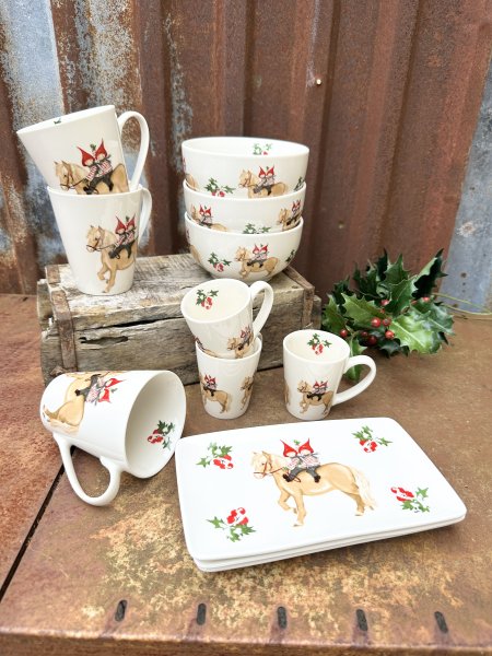 Vitt porslin med tomtens nissar som rider på en häst