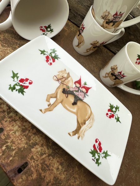 Vitt porslin med tomtens nissar som rider på en häst