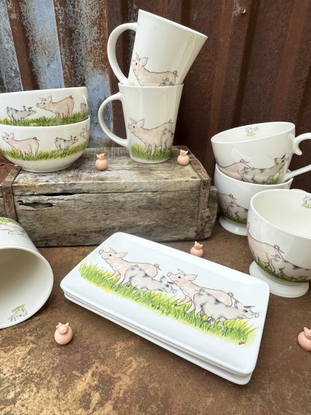 Gulligt och livfullt porslin med grisar