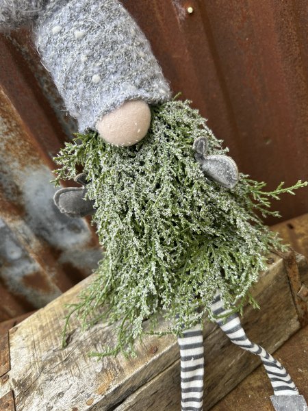 Granris tomte med frostiga iskristaller