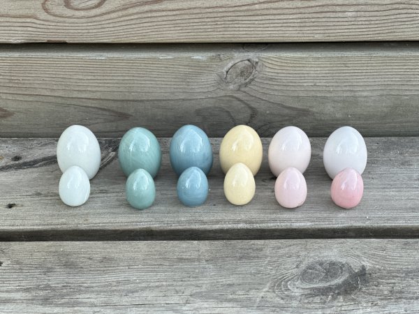 Färgglada ägg i porslin