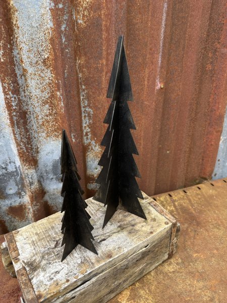 Svart gran julgran i plåt 