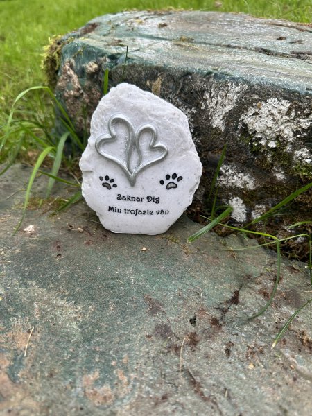 Grav / minnessten trofaste vän med text och hjärta