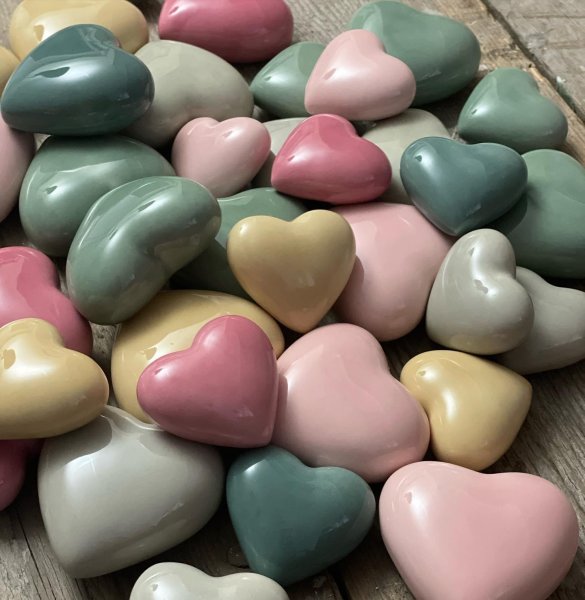 Färgglada hjärtan i porslin