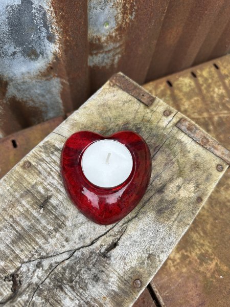 Röd hjärtformad ljusstake i glas