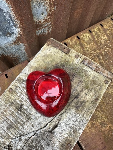 Röd hjärtformad ljusstake i glas