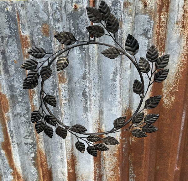 Vacker krans med blad i plåt