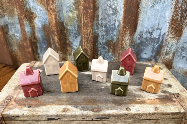 Små färgglada hus i porslin 
