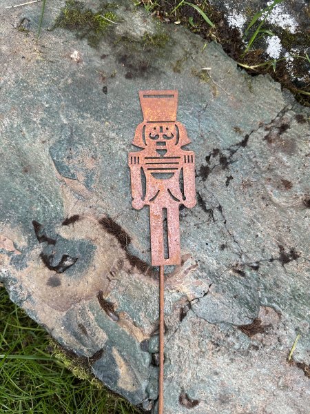 Rostig brun nötknäppare / julsoldat på stick / pinne