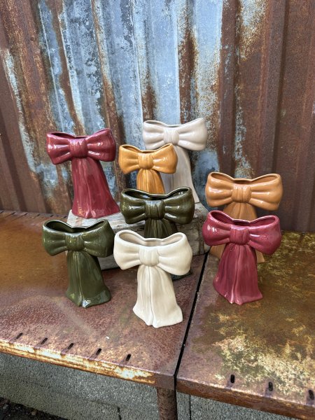 Färgglad vas i porslin modell rosett