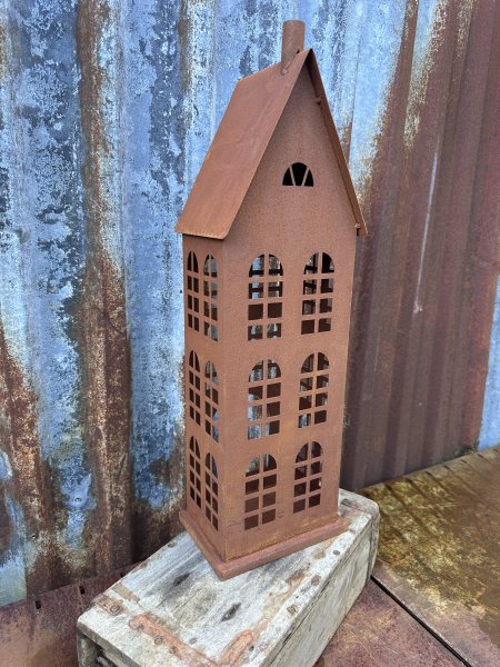 Högt stort hus / ljushus i rost 