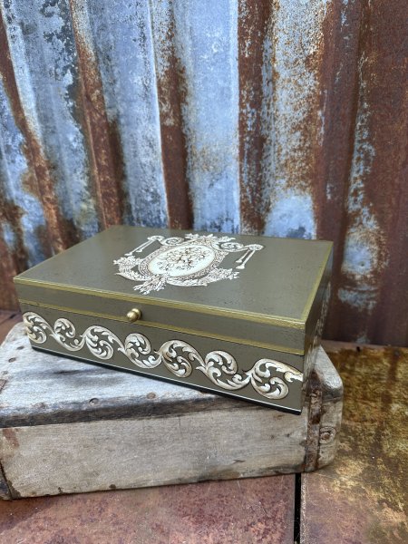 Smyckeskrin med barock motiv 