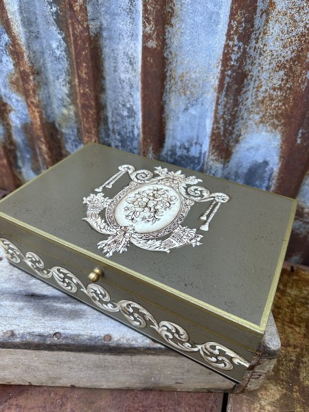 Smyckeskrin med barock motiv 