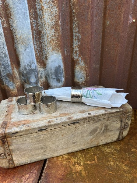 Servettring i silver färgad Spianata metall