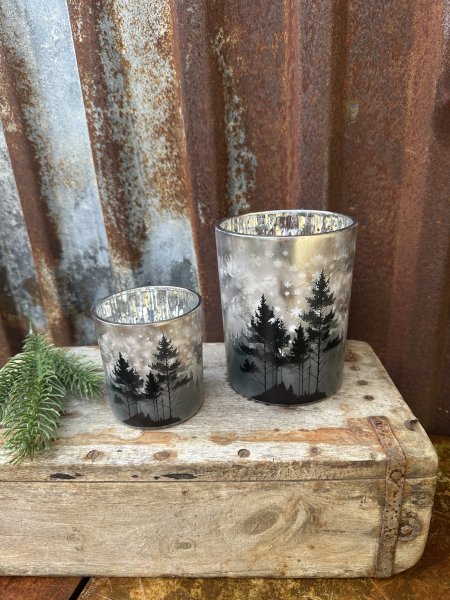 Ljuslykta vinter skog med frostad dekor 