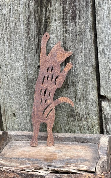 Klättrande katt i rost