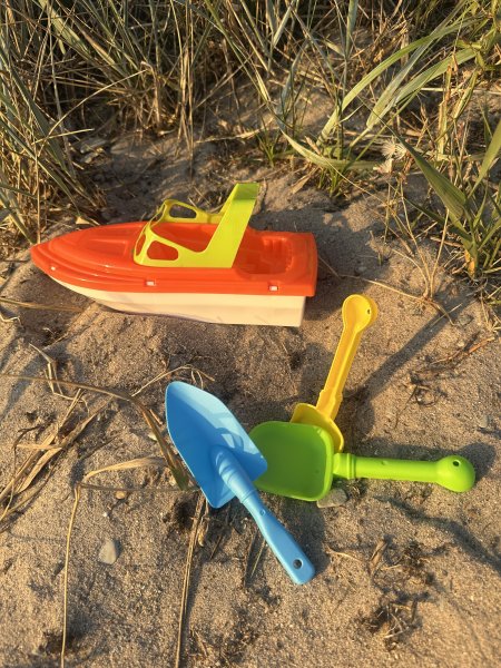Båt sand strand och vatten lek 