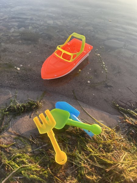 Båt sand strand och vatten lek 