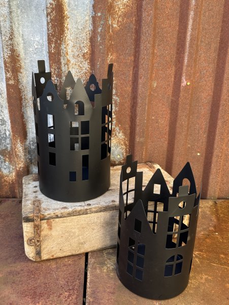 Svart ljuslykta hus i rund modell 