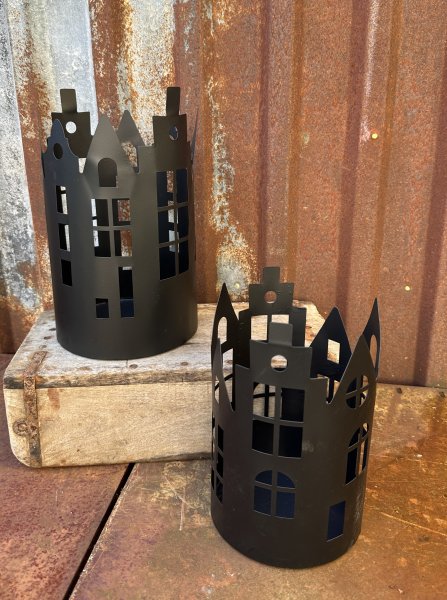 Svart ljuslykta hus i rund modell 