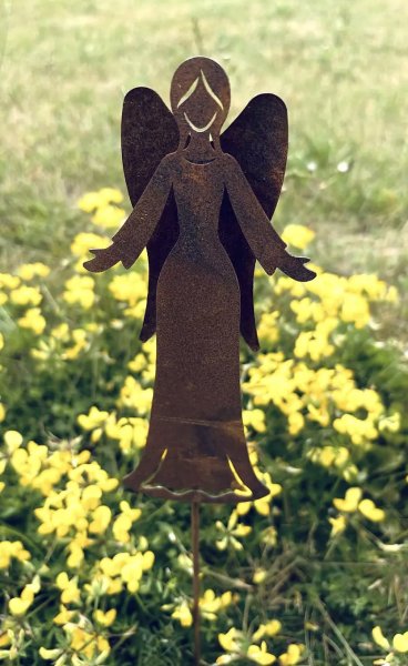 Ängel i rost med stora vingar 