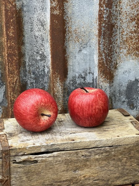 Rött äpple att pynta och dekorera med. Välarbetade konstgjorda med verklighetstrogen känsla. Att fylla en frukt skål med eller s