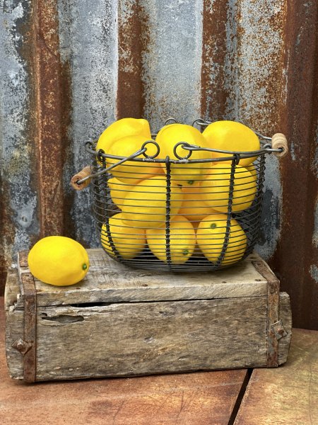 Solgul citron att pynta och dekorera med. Konstgjorda med verklighetstrogen känsla. Att fylla en skål med frukt med eller ställa