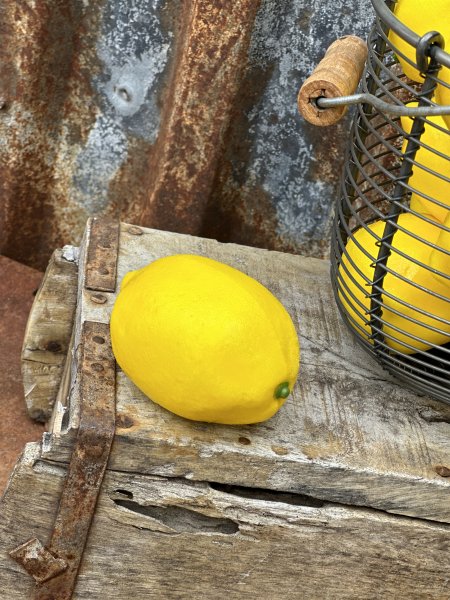 Solgul citron att pynta och dekorera med. Konstgjorda med verklighetstrogen känsla. Att fylla en skål med frukt med eller ställa